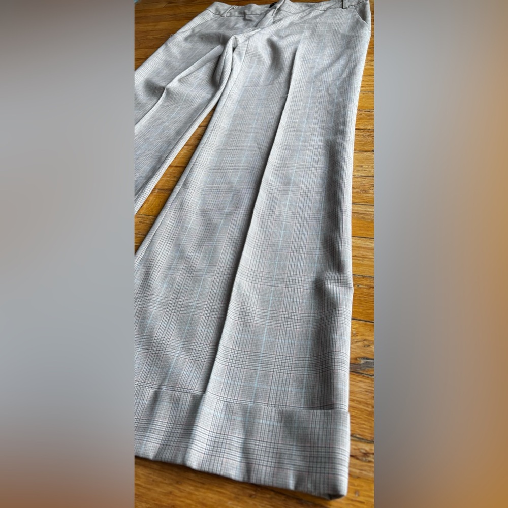 Laundry by Shelli Segal Plaid Cuffed Trousers
Size 6
Never Worn / Still with Tag
